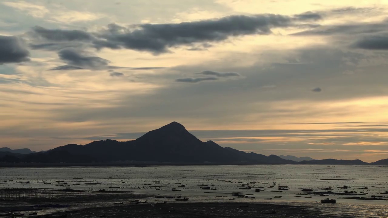 清晨海边的山峰，日光下的山，福建霞浦海边的山视频素材
