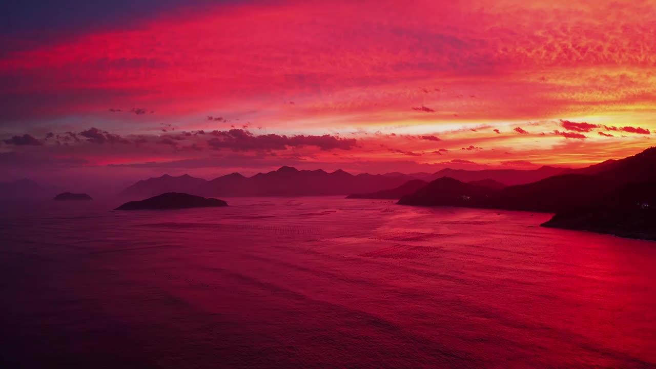 晚霞时的天空与水面，火红的天空，红霞满天的海景，福建霞浦东壁日落视频素材