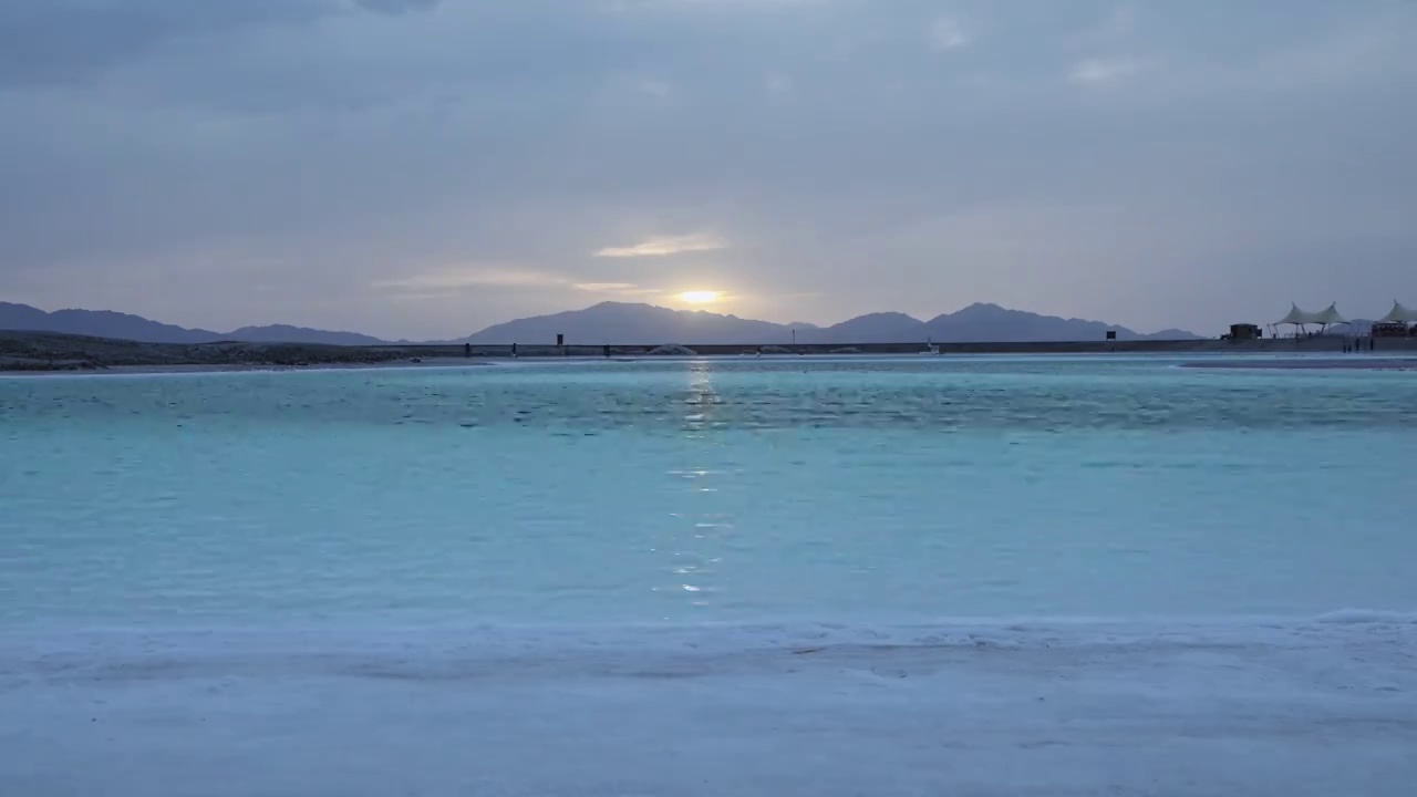 大柴旦翡翠湖的夕阳，湖边的落日视频下载