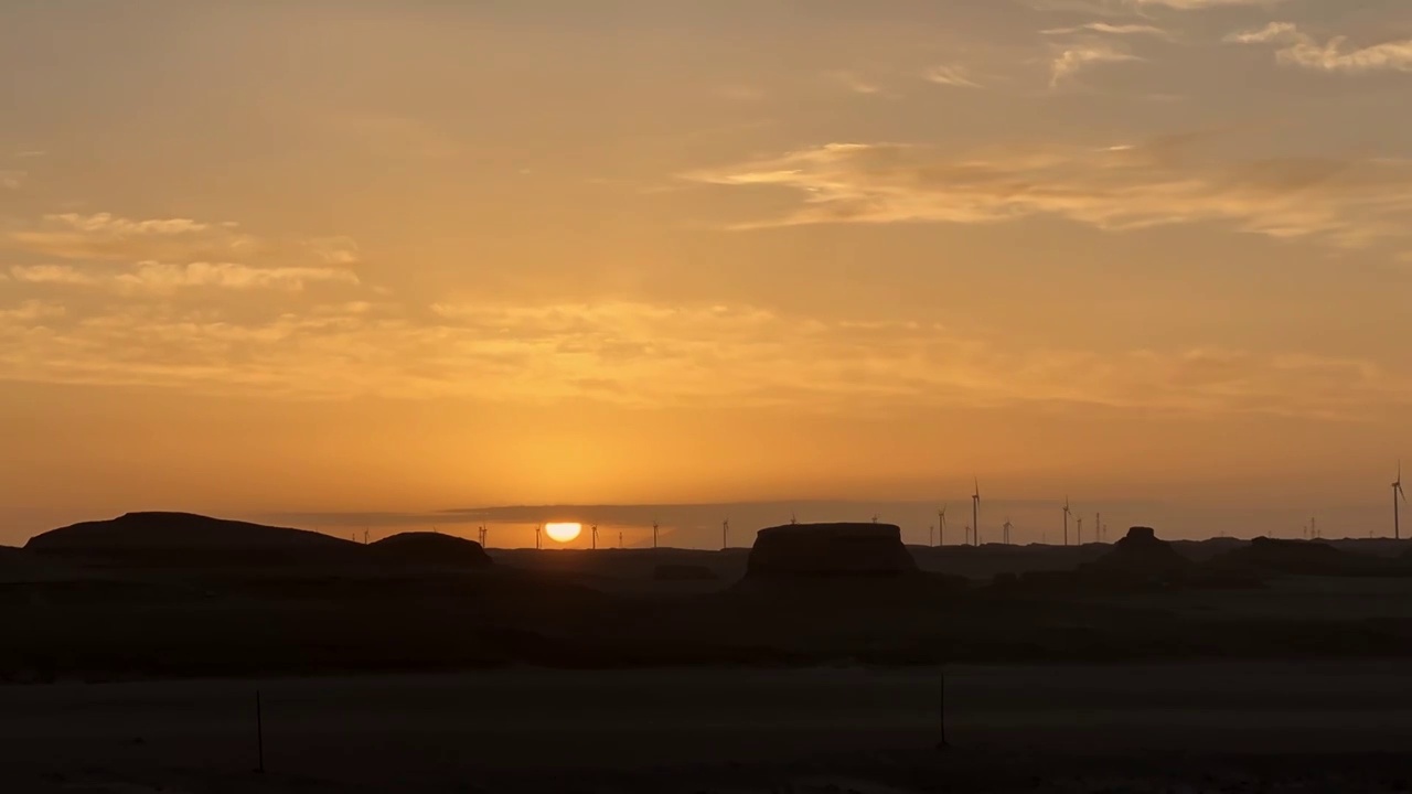 戈壁的日出，柴达木盆地的朝阳，太阳升起的过程视频下载
