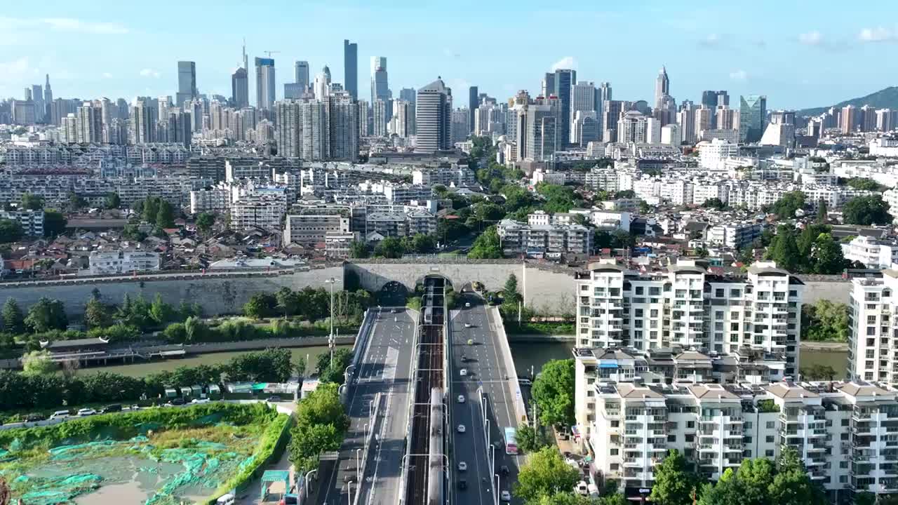 南京城市天际线风光，地铁穿行南京明城墙视频下载