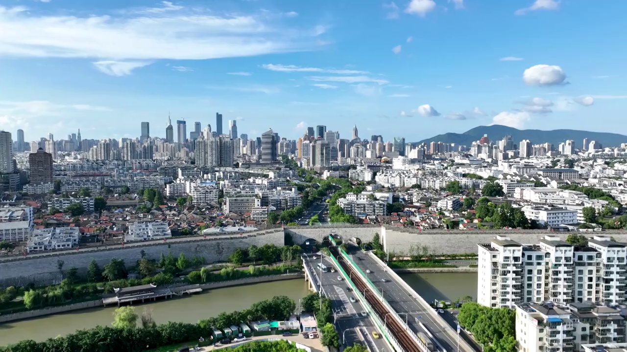 晴朗天气南京城市天际线和城市风光视频下载