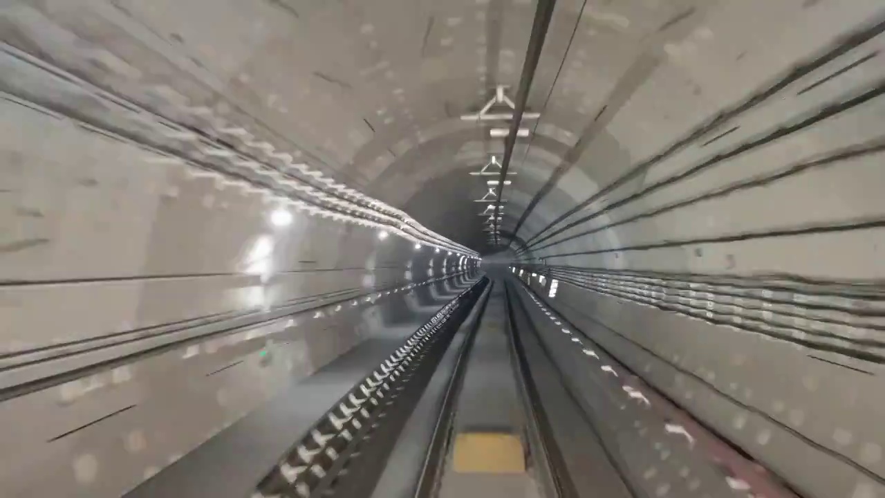 成都地铁9号线无人驾驶列车在隧道中运行视频下载