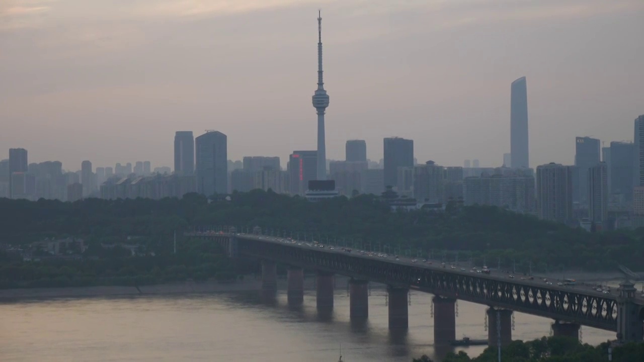 武汉长江大桥龟山电视塔晚高峰城市交通视频下载