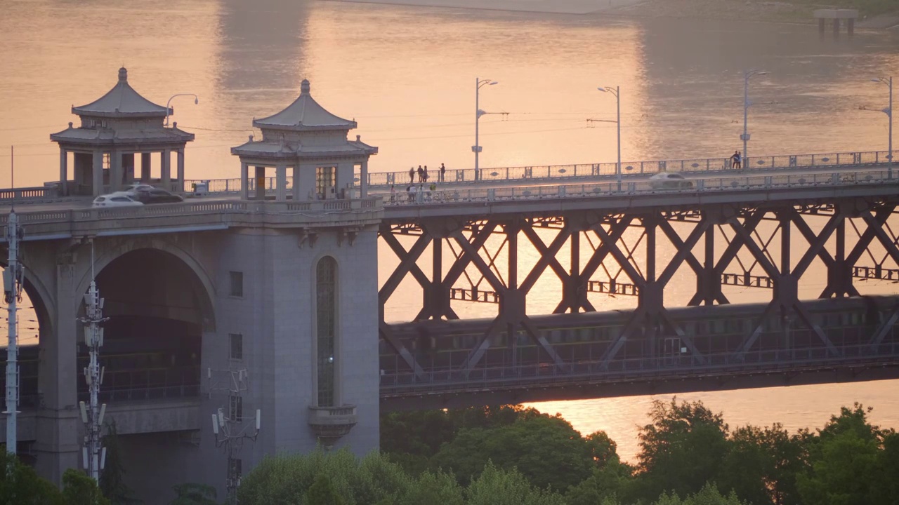 武汉市长江大桥同时通过汽车和火车视频下载