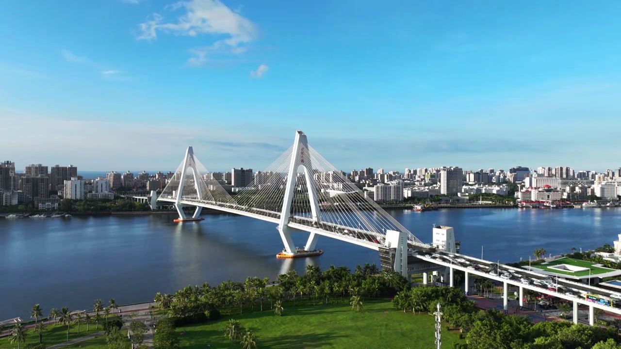 航拍海南海口世纪大桥和滨海公园城市天际线视频下载