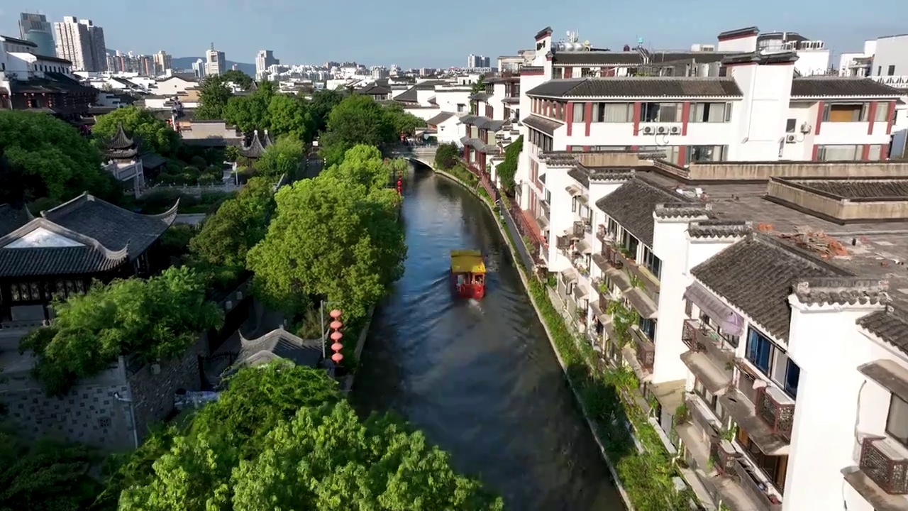 南京夫子庙秦淮风光带，观光船行驶在秦淮河上视频下载