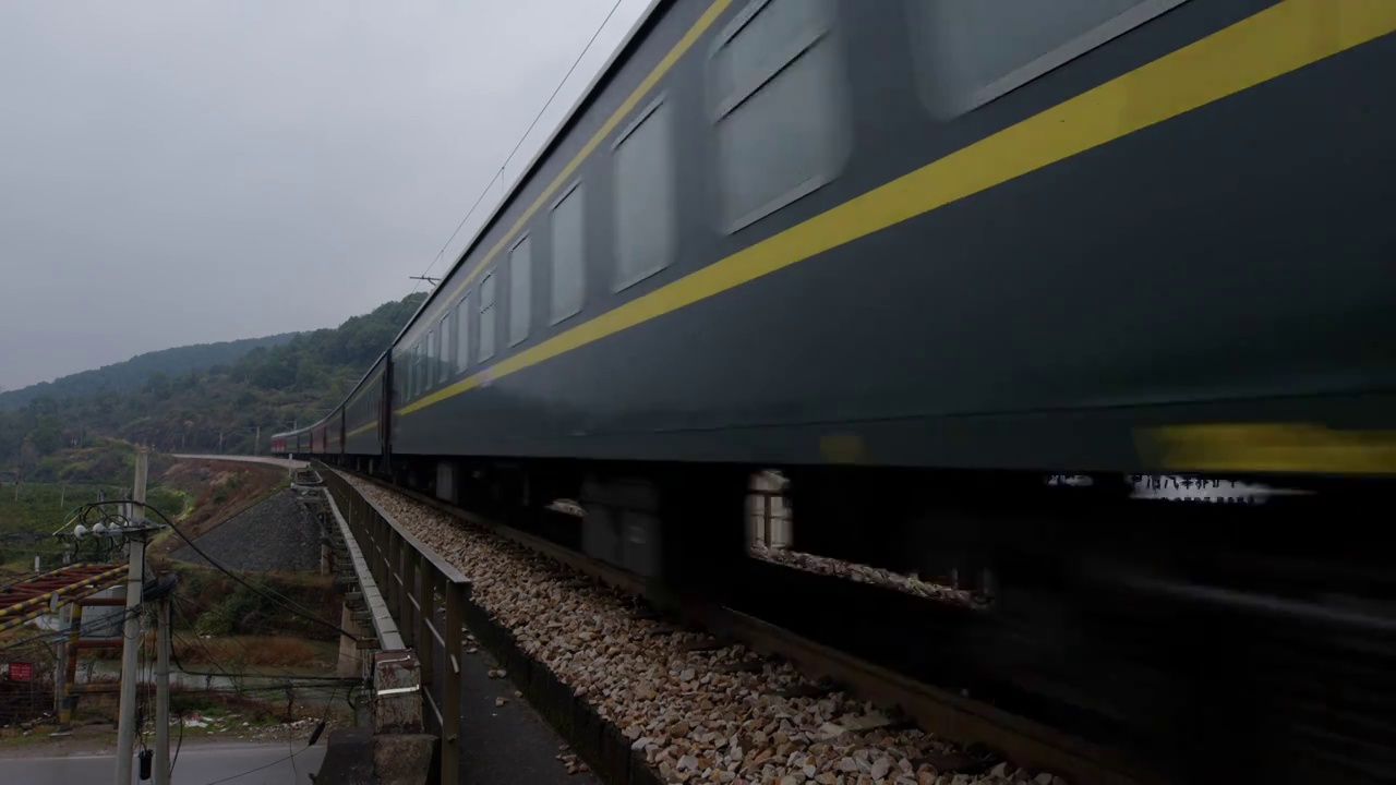 绿色客运列车开过焦柳线视频下载