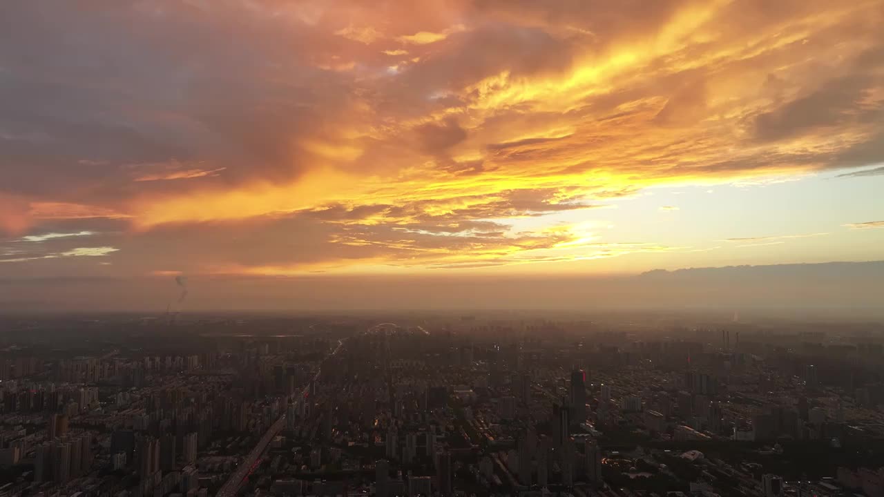 河南省郑州市中原区城市天际线夏季日落火烧云航拍视频下载