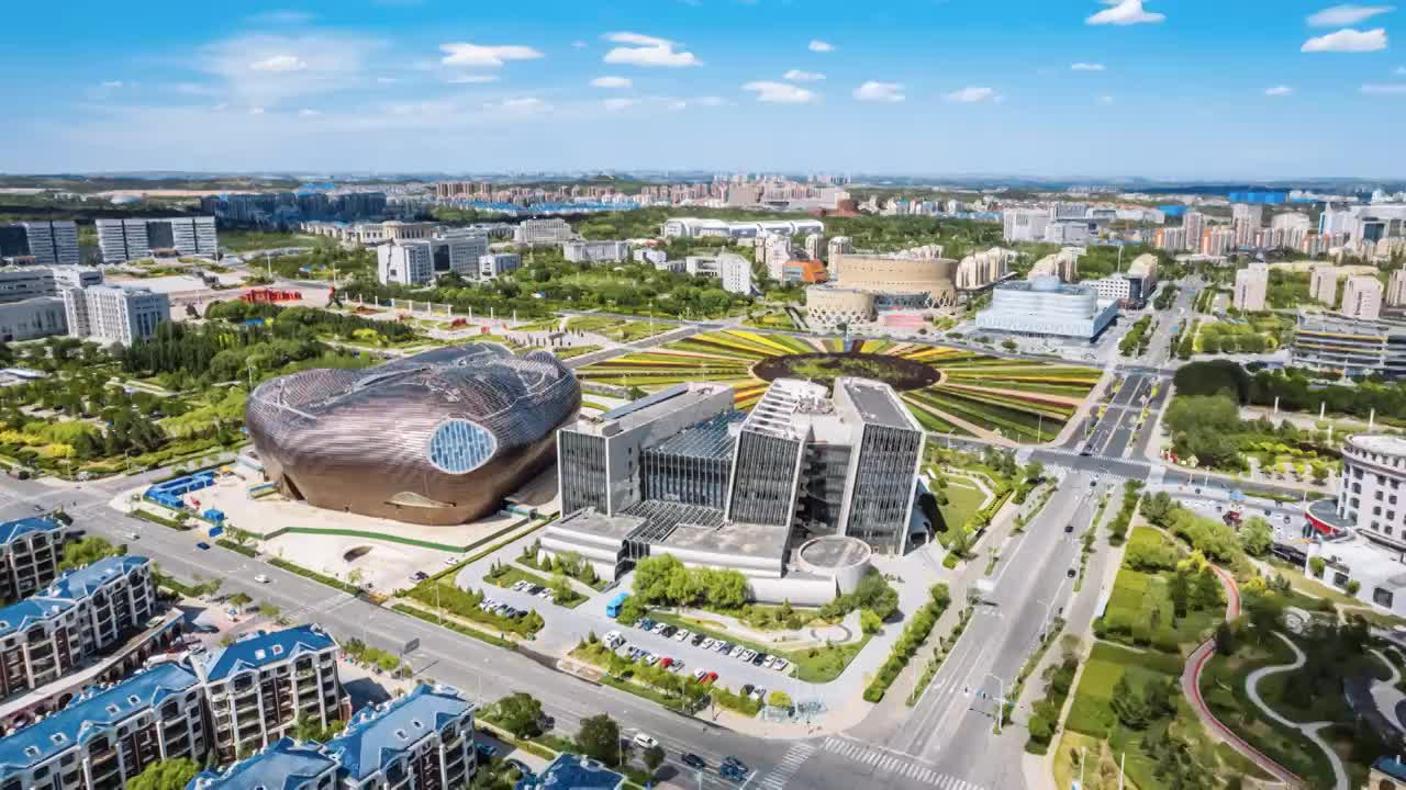 中国内蒙古鄂尔多斯博物馆和城市天际线风光航拍延时摄影视频下载