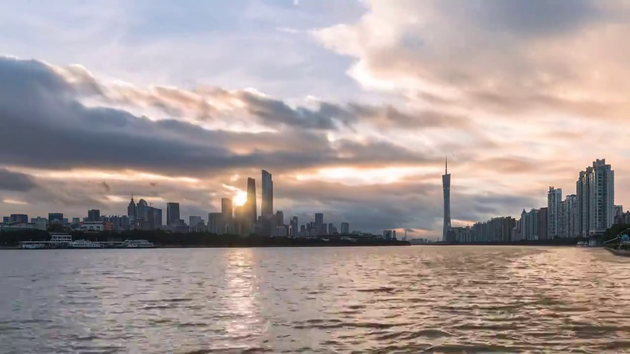 广州珠江新城日出美丽的云彩和光线视频下载