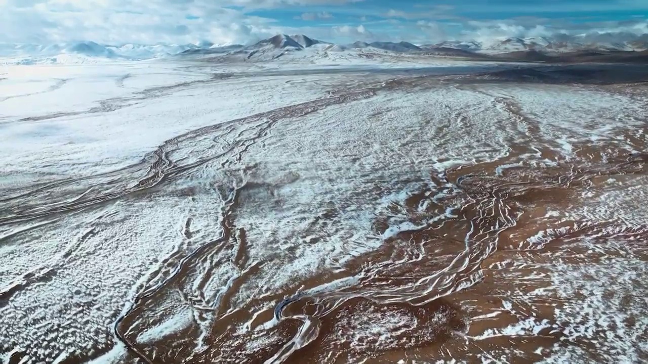 西藏阿里地区雪后形成的大地纹理视频下载
