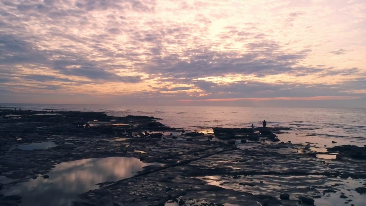 广西北海涠洲岛海边沙滩晚霞落日航拍视频下载