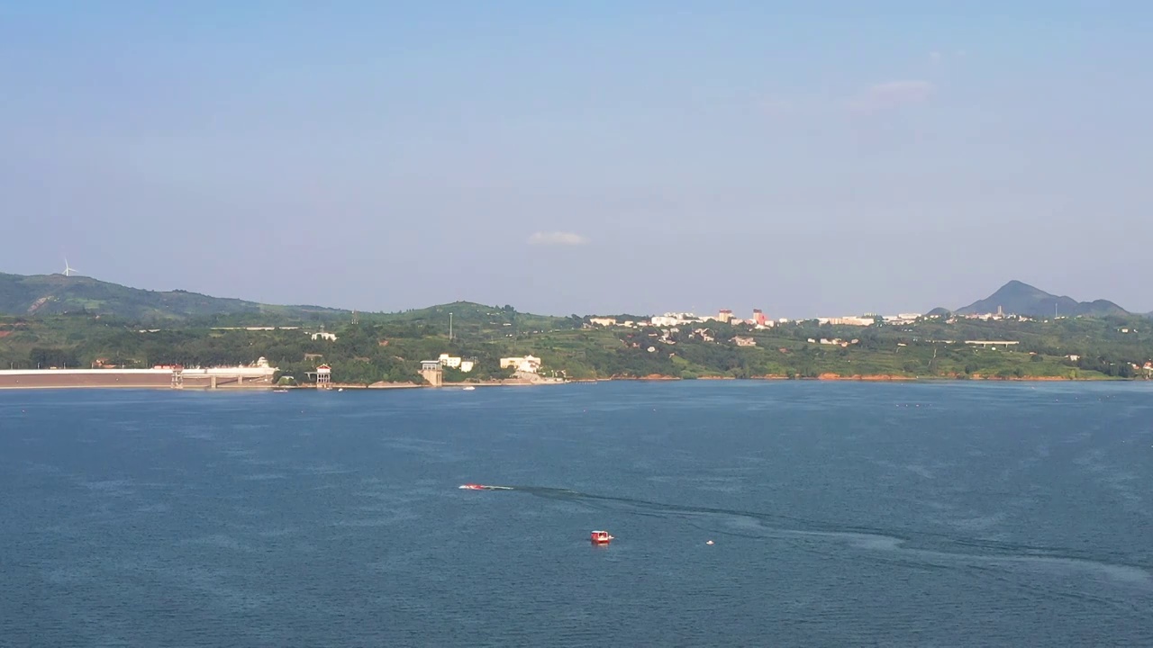 航拍河南省洛阳市陆浑水库风景区水上运动摩托艇视频下载