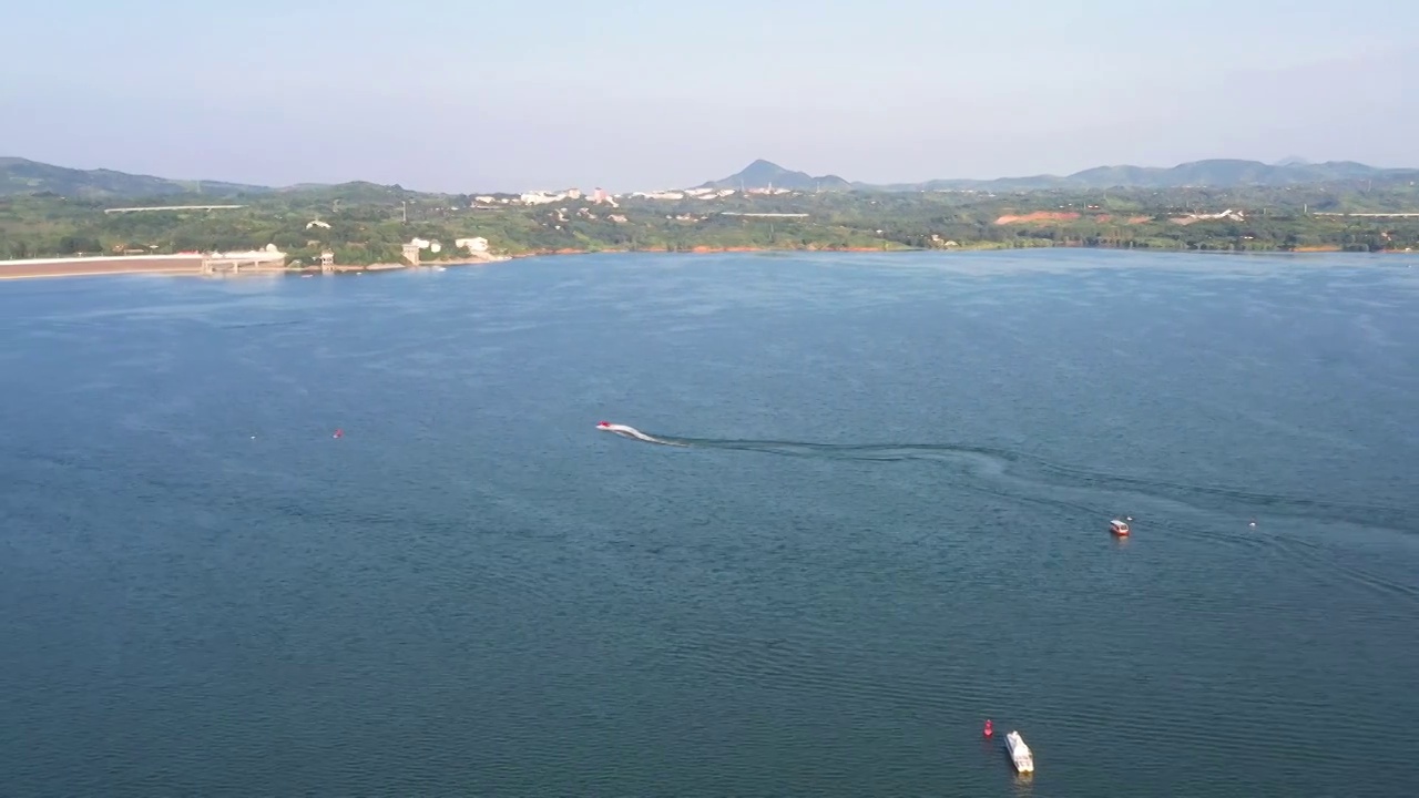 航拍河南省洛阳市陆浑水库风景区水上运动摩托艇视频下载