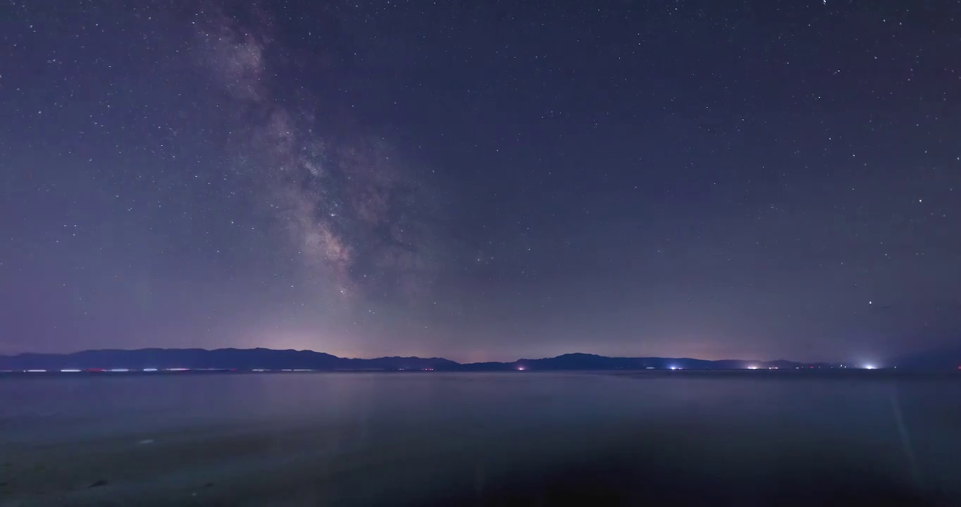 新疆维吾尔自治区博尔塔拉赛里木湖下的星空银河视频下载
