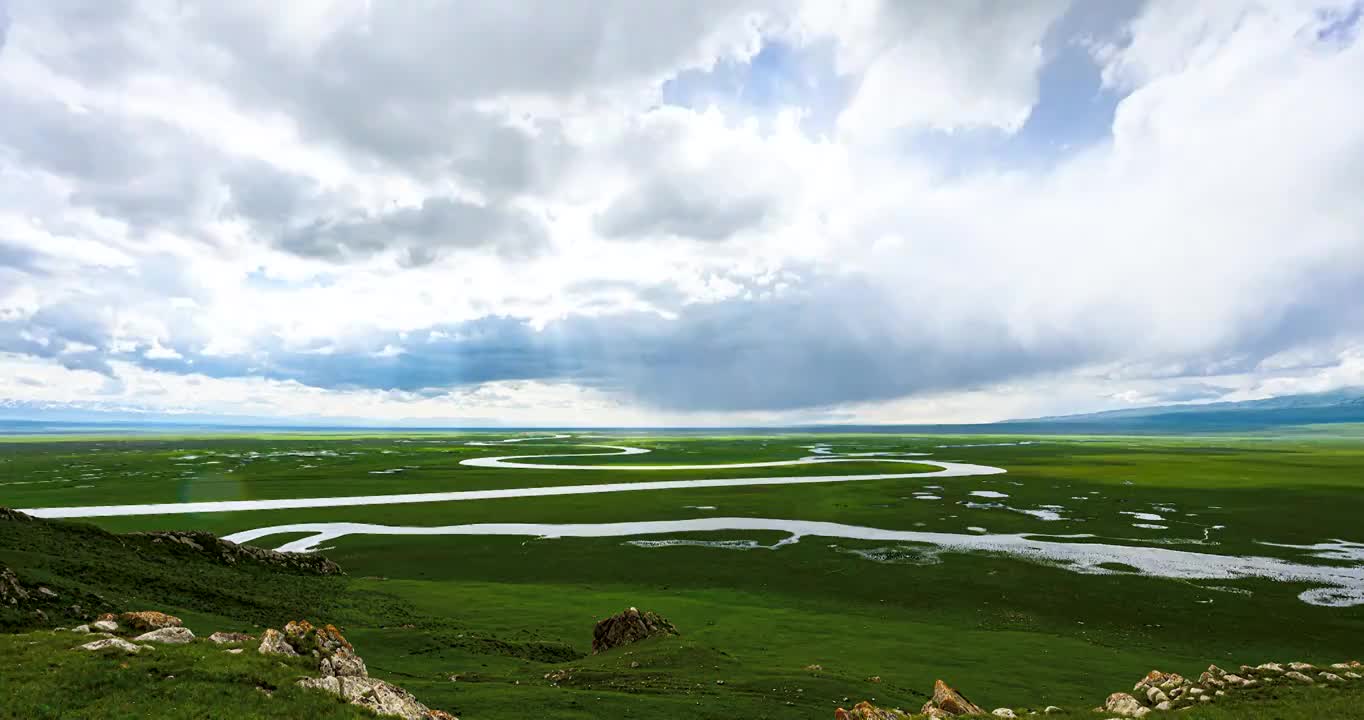 新疆维吾尔自治区巴音郭楞蒙古自治州和静县巴音布鲁克草原延时摄影视频下载