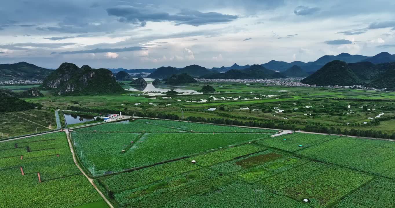 航拍云南文山州著名的普者黑喀斯特地貌乡村视频下载
