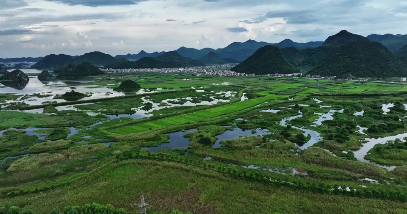 航拍云南文山州著名的普者黑喀斯特地貌乡村视频下载