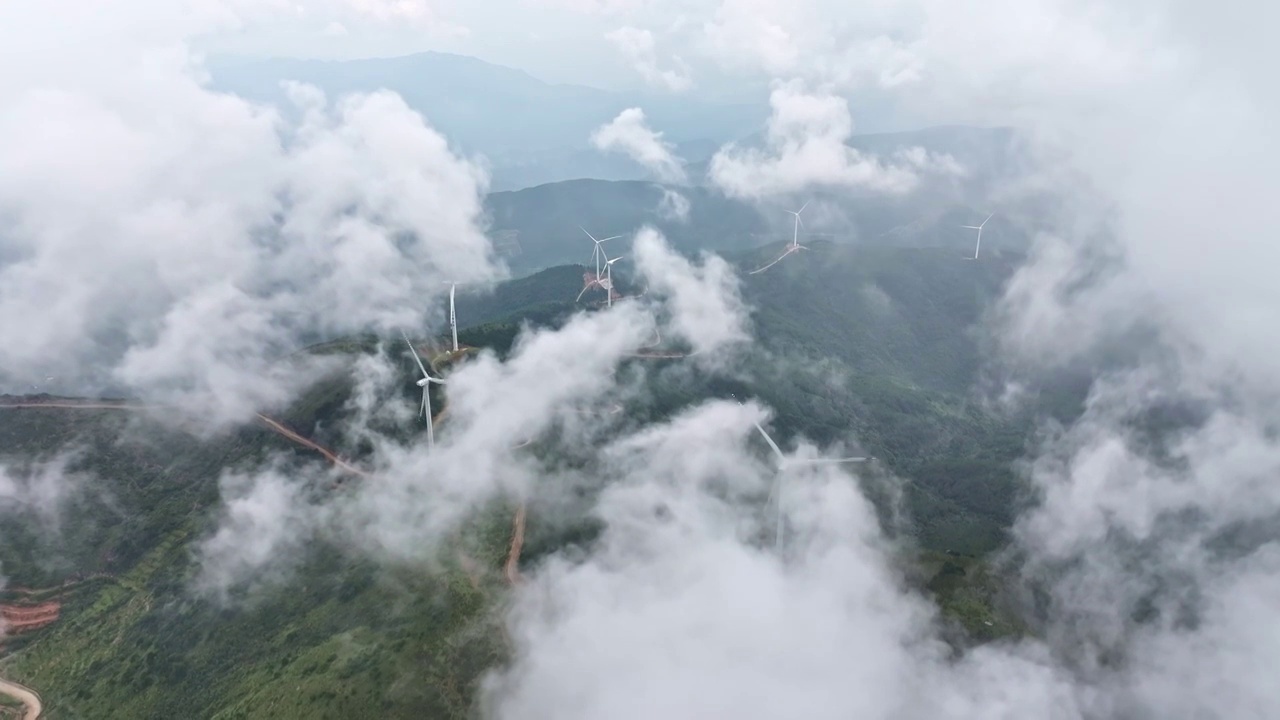 在云雾中的风力发电机机群视频下载