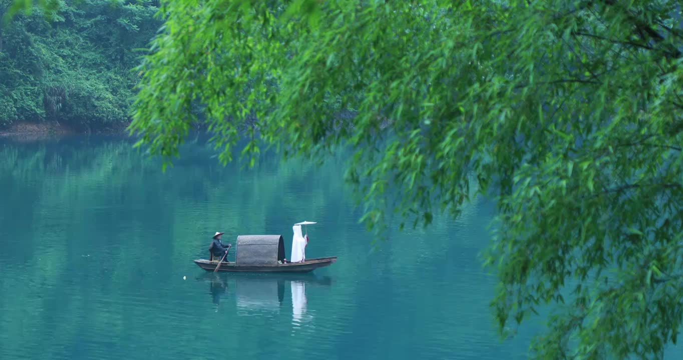 湖泊中的游船，中国风的画面，夏天的绿色，游船在湖水中漂流视频下载