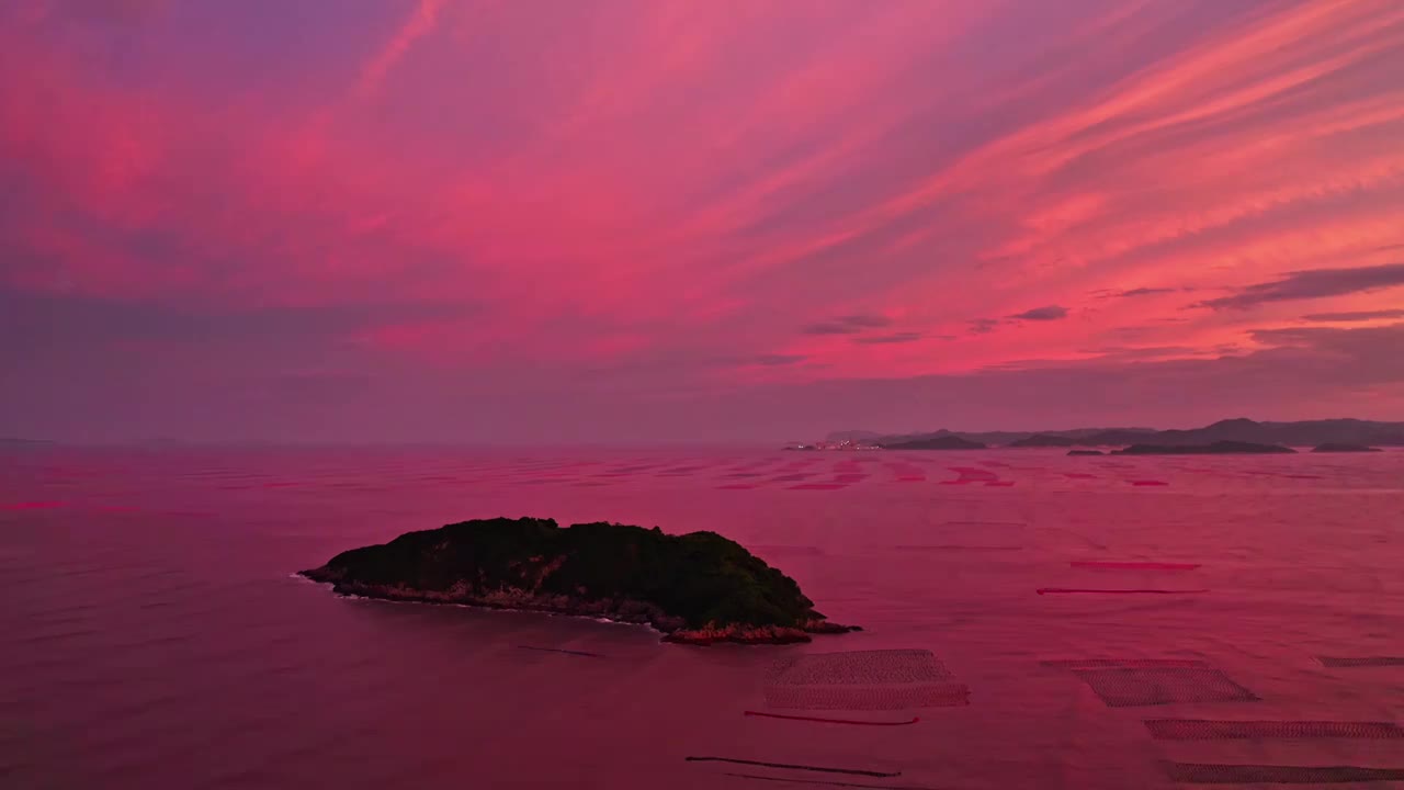 水面的晚霞，红色晚霞，福建海边的红霞，水天一色的夕阳视频素材
