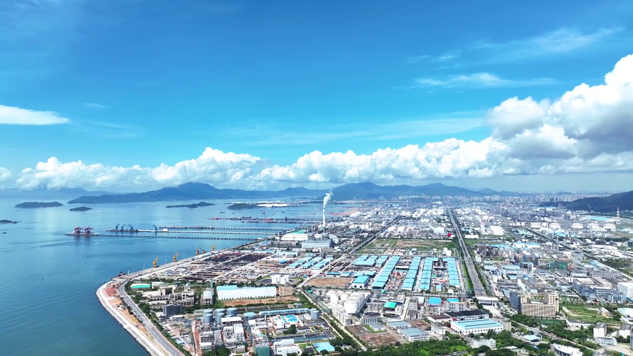 航拍广东惠州大亚湾石油化工工业产业园海岸线风景视频下载