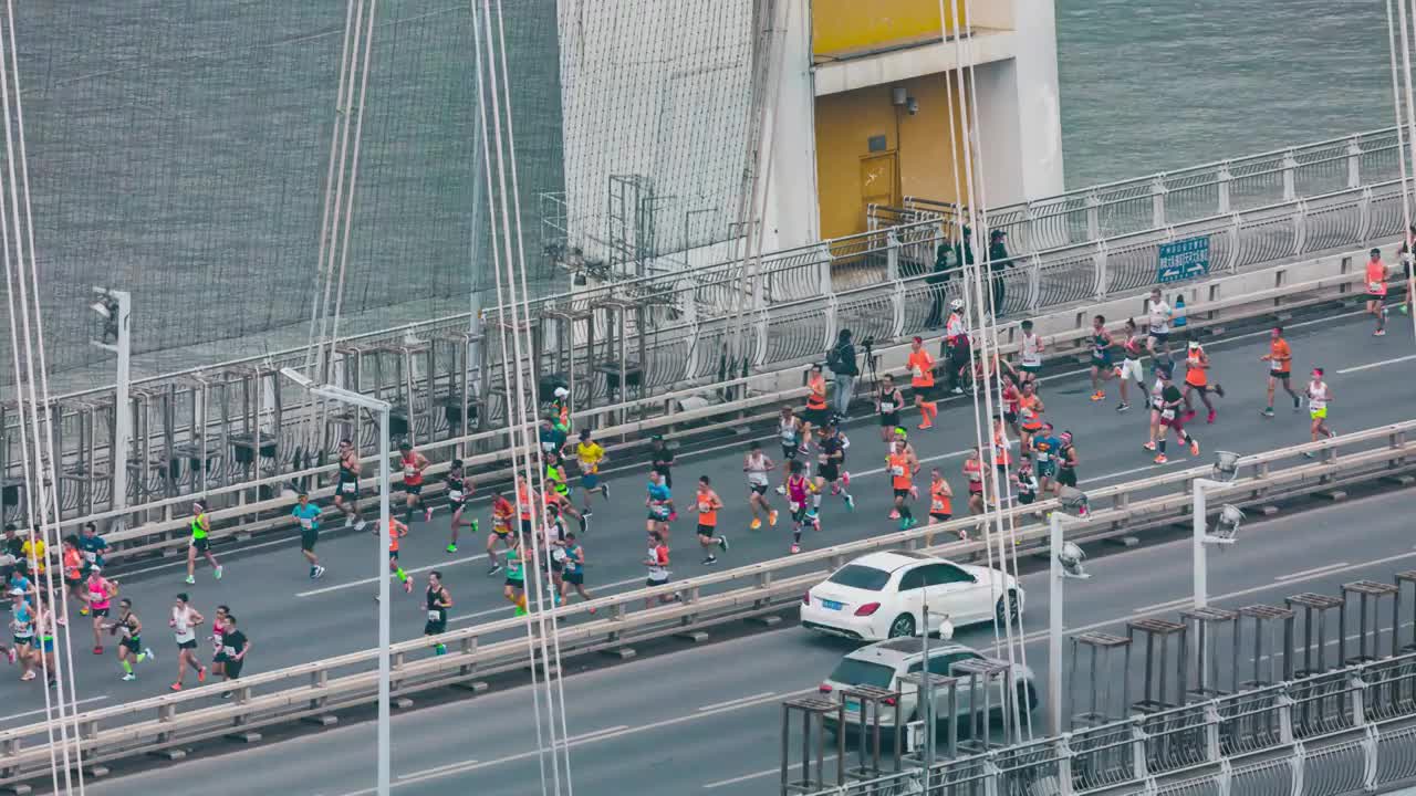 广州马拉松运动员选手跑过广州猎德大桥的盛况视频下载