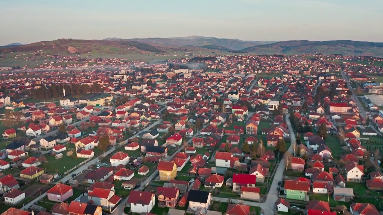 欧洲的城镇，东欧的小镇，房屋的航拍视角视频下载