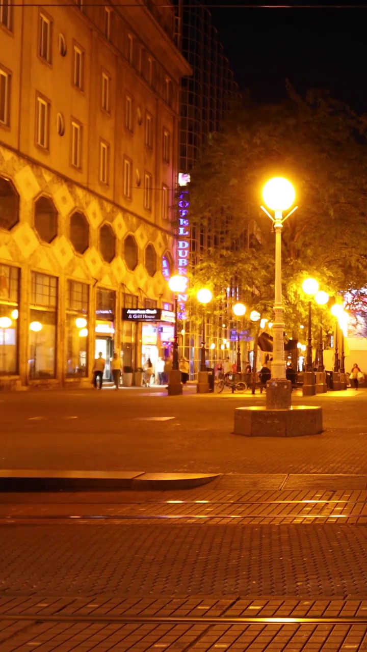 克罗地亚首都有轨电车，克罗地亚的街道，城市夜晚的电车，城市夜晚街道的灯视频下载
