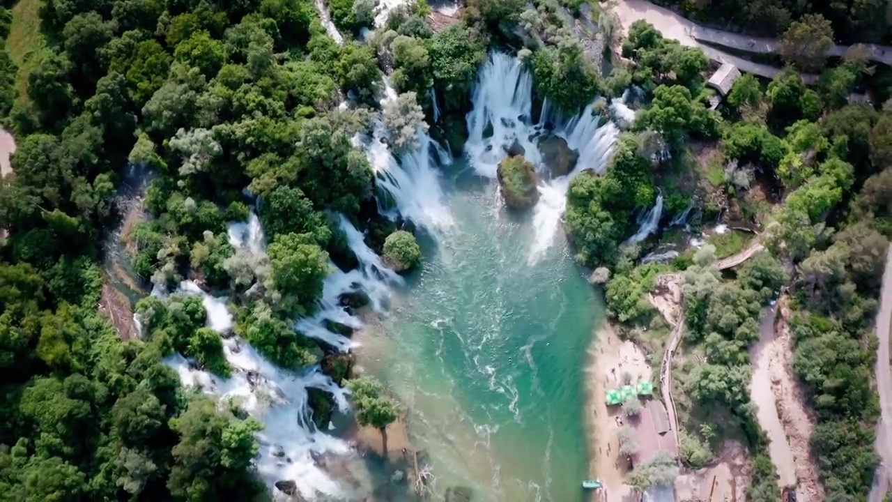 克拉维斯瀑布、夏天清凉的瀑布，山间的流水、Kravice瀑布、巴尔干半岛自然风光视频下载