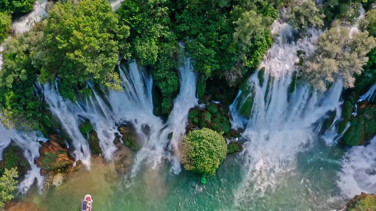 克拉维斯瀑布、夏天清凉的瀑布，山间的流水、Kravice瀑布、巴尔干半岛自然风光视频素材