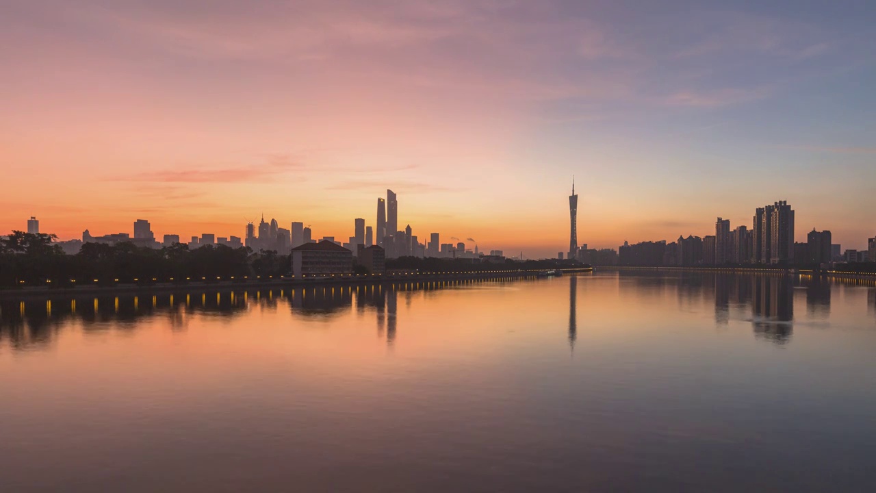 日出前的漫天朝霞下的广州塔与珠江新城视频下载