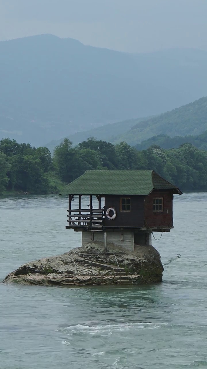 德里纳河的木屋，遗世独立的小木屋，塞尔维亚网红景点，河中的小屋视频下载