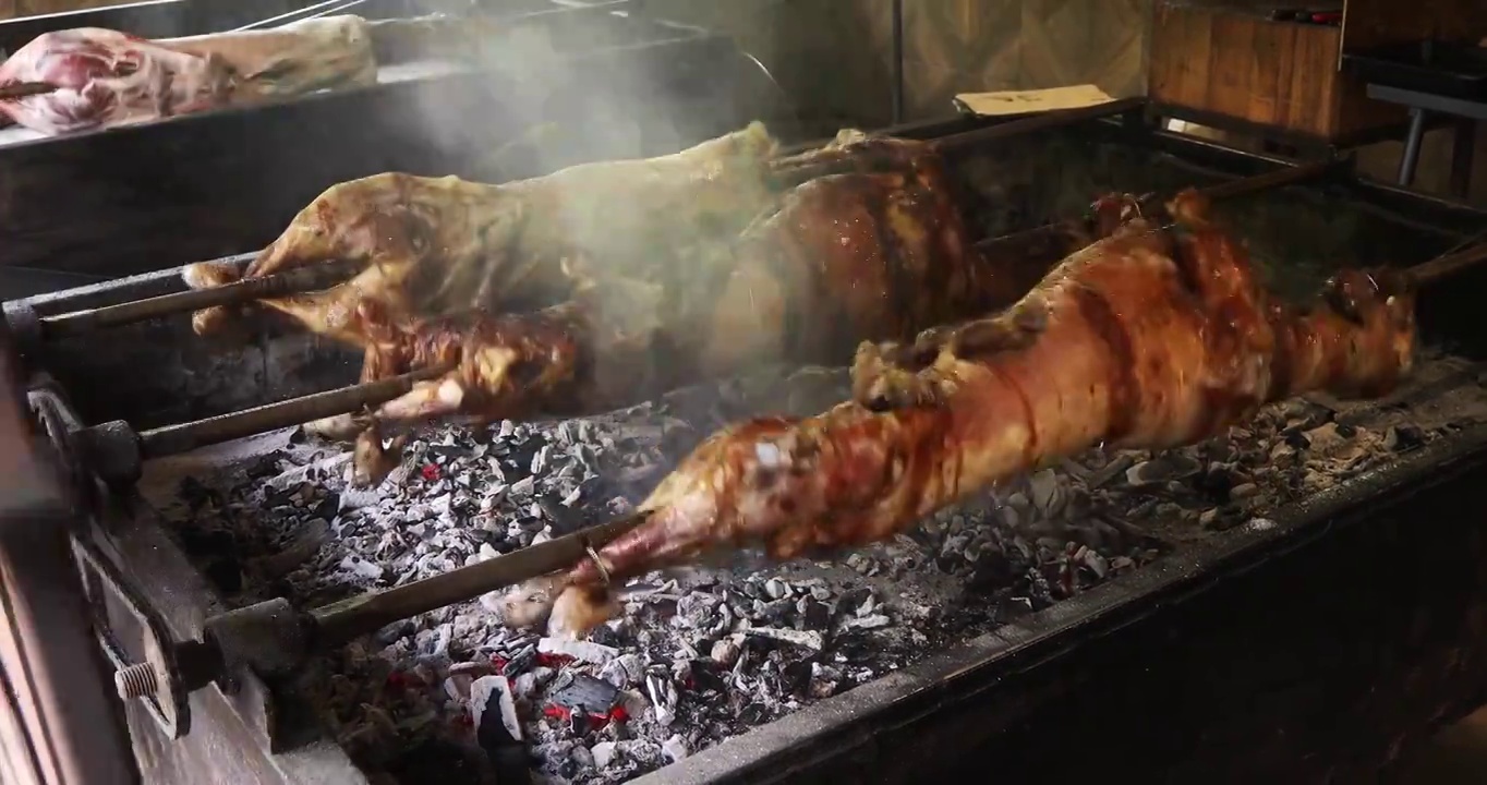 烤全羊，烤羊肉，炭火上正在旋转的烤羊肉视频下载