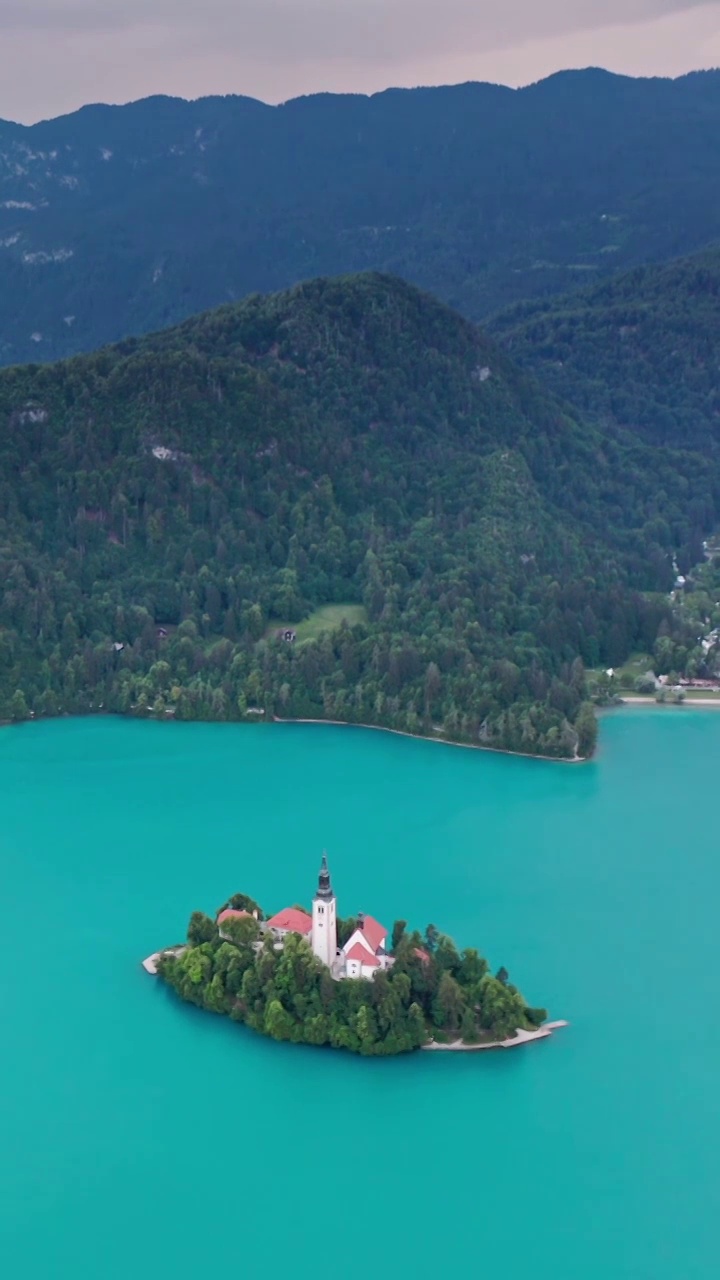 布莱德湖，布莱德岛，湖中孤岛上的教堂，山清水秀的欧洲风光视频下载