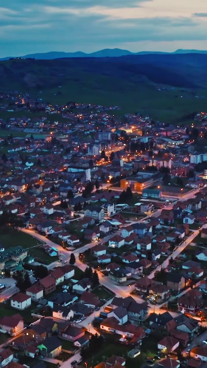 城镇的夜晚的灯光，欧洲小镇夜晚的航拍视角，灯火通明的城镇，密集的房屋建筑视频下载