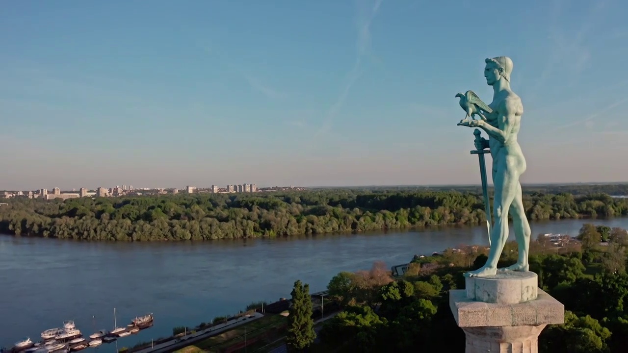 卡莱梅格丹城堡，胜利者雕像，萨瓦河与多瑙河交界的古堡视频下载