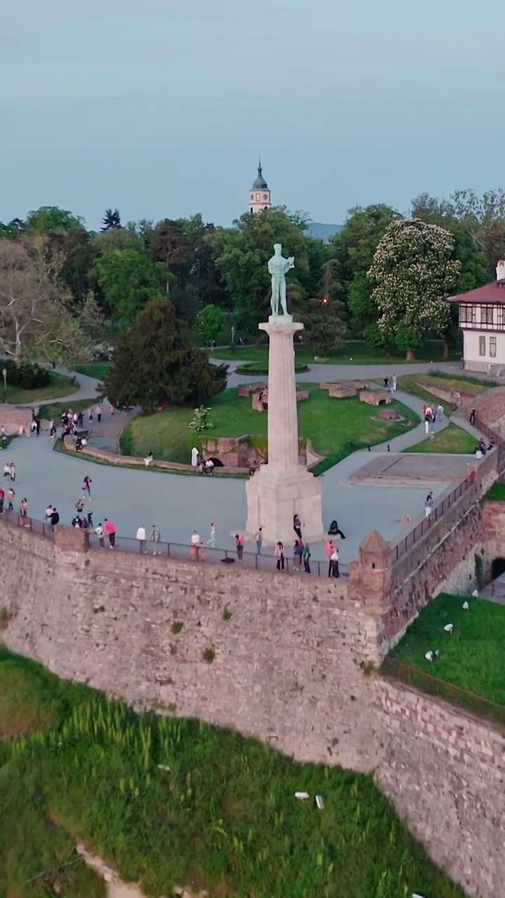 卡莱梅格丹城堡，胜利者雕像，萨瓦河与多瑙河交界的古堡视频下载