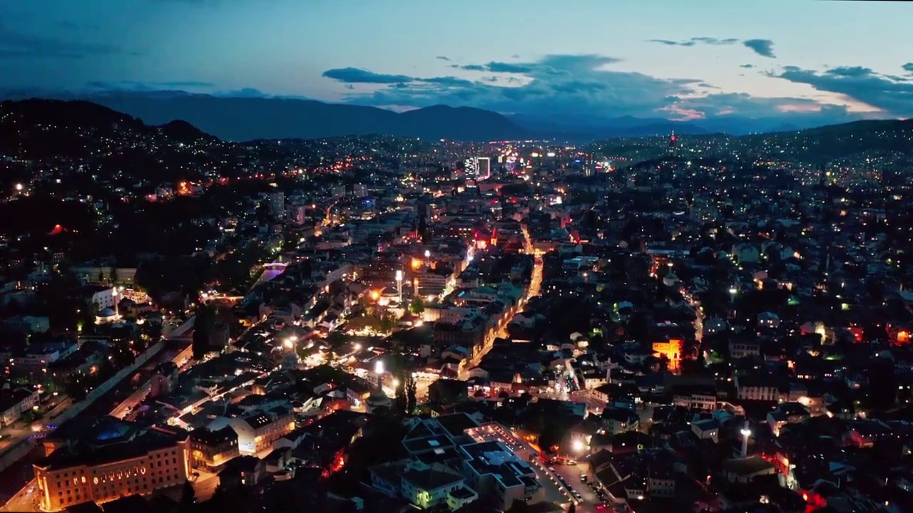 萨拉热窝的夜晚，城市夜晚的灯光，萨拉热窝古城的全景视频下载
