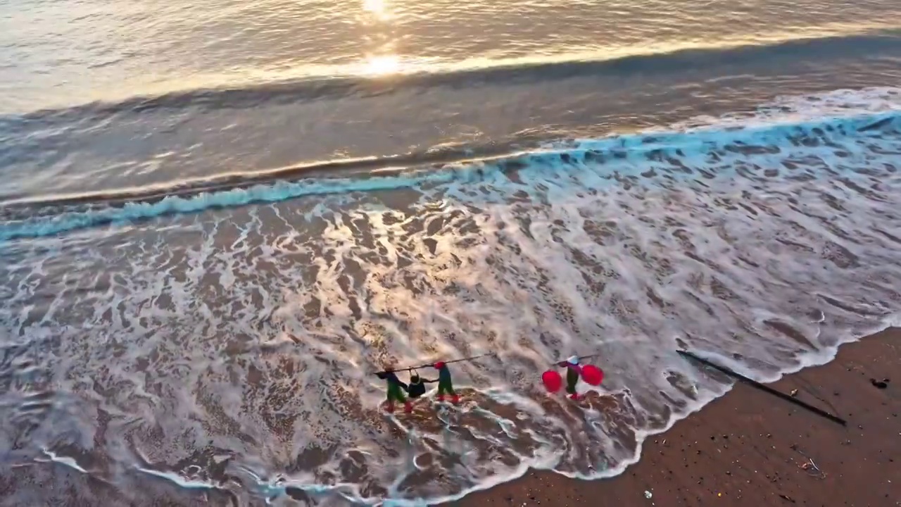 赶海的渔民，海浪下的人，霞浦县东壁沙滩的海浪视频素材
