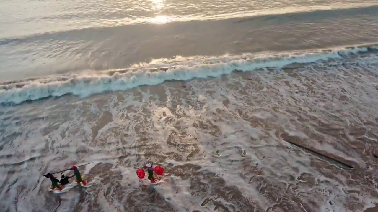 赶海的渔民，海浪下的人，霞浦县东壁沙滩的海浪视频下载