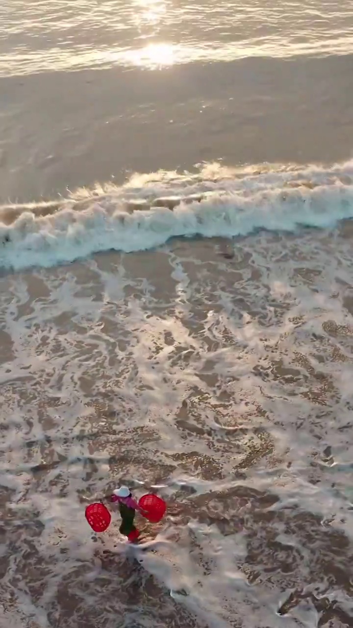 赶海的渔民，海浪下的人，霞浦县东壁沙滩的海浪视频素材