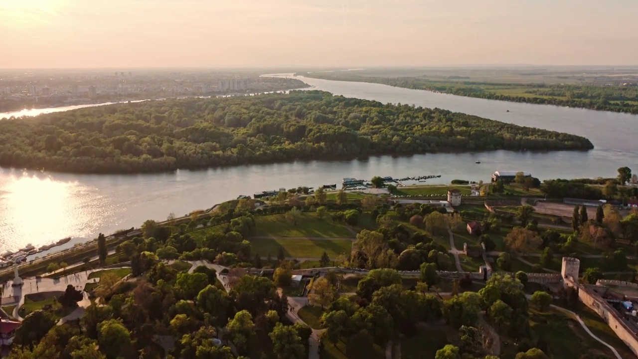 卡莱梅格丹城堡，夕阳下的多瑙河与萨瓦河交汇处，贝尔格莱德的城市景观，夕阳下的河流视频下载