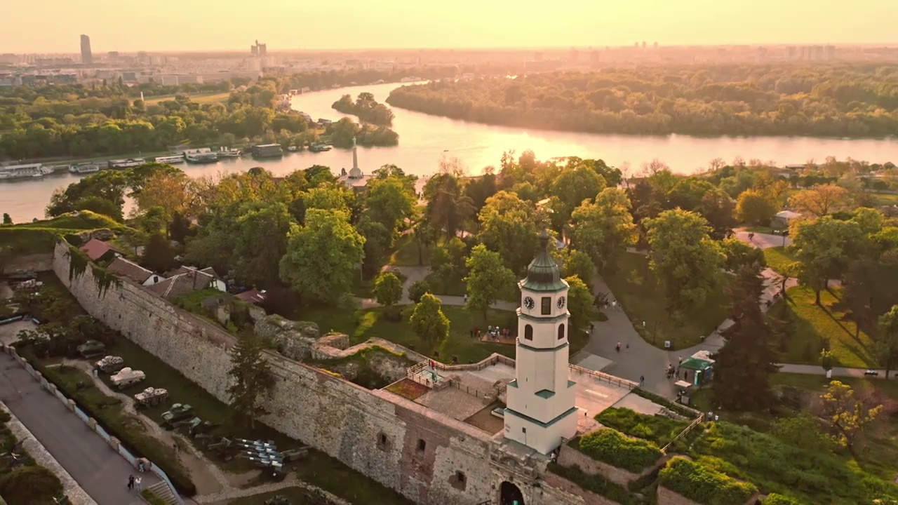 卡莱梅格丹城堡，夕阳下的多瑙河与萨瓦河交汇处，贝尔格莱德的城市景观，夕阳下的河流视频下载