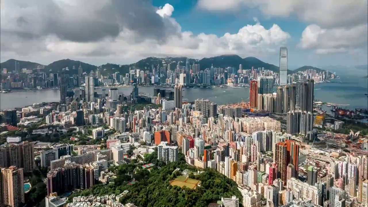 航拍蓝天白云下高楼林立的繁华香港视频下载