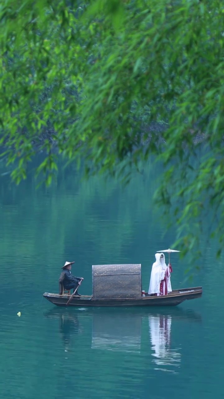 东江湖上泛舟的东方美女，充满中国风的唯美画面，湖面上乘船的美女视频下载