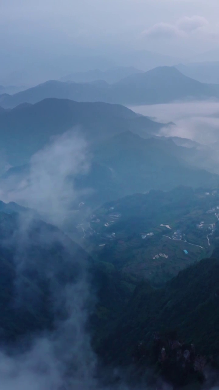山间的云雾，阴雨天的气候，阴郁的气氛，张家界武陵源天子山景区视频下载