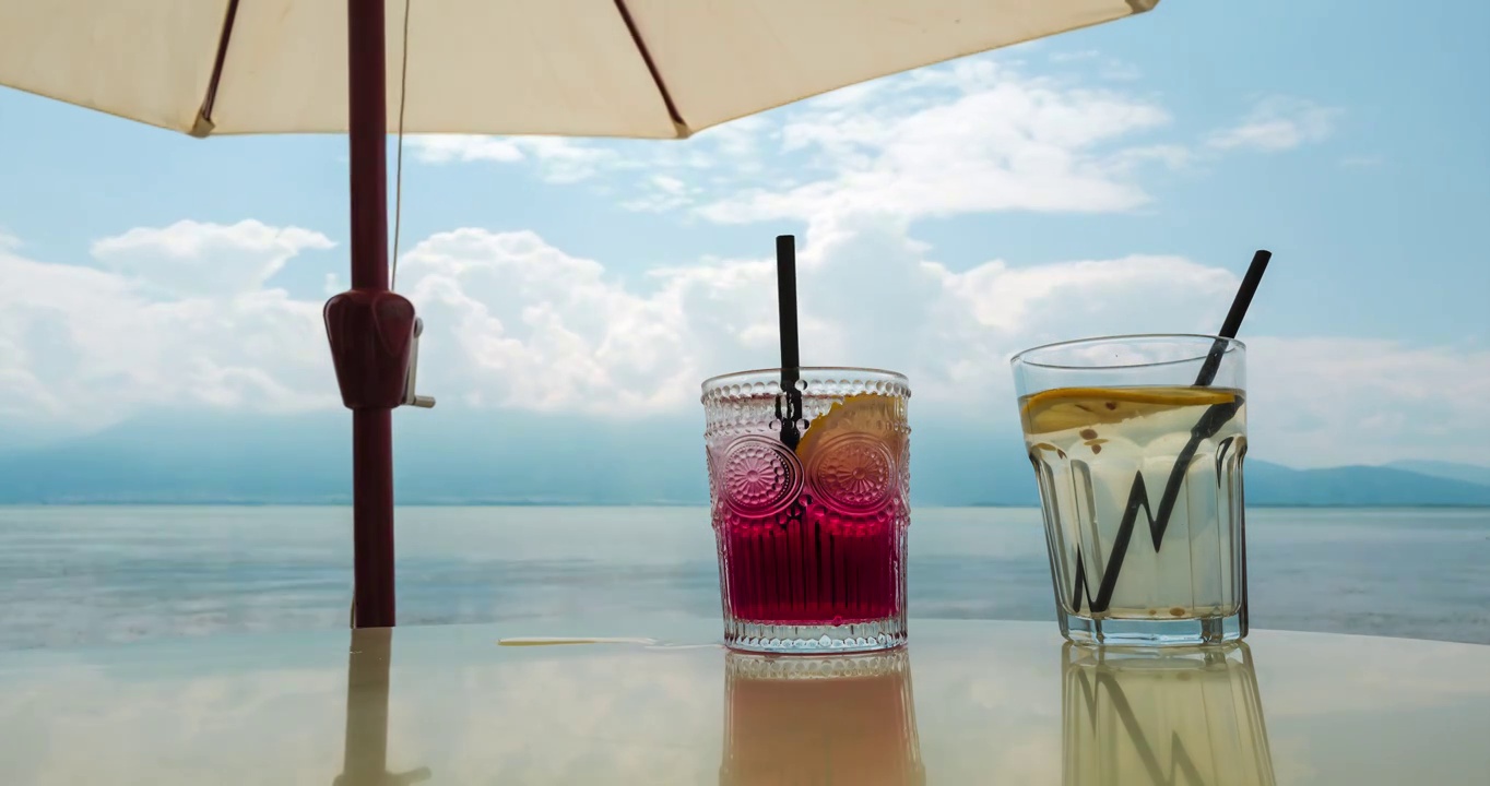 大理洱海边的太阳伞与清凉饮料视频下载