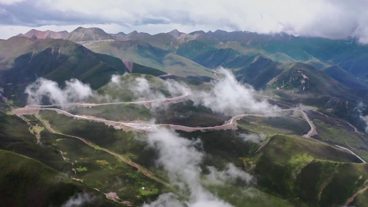 山间笼罩的云雾，达坂山的盘山路，夏天的气候视频下载